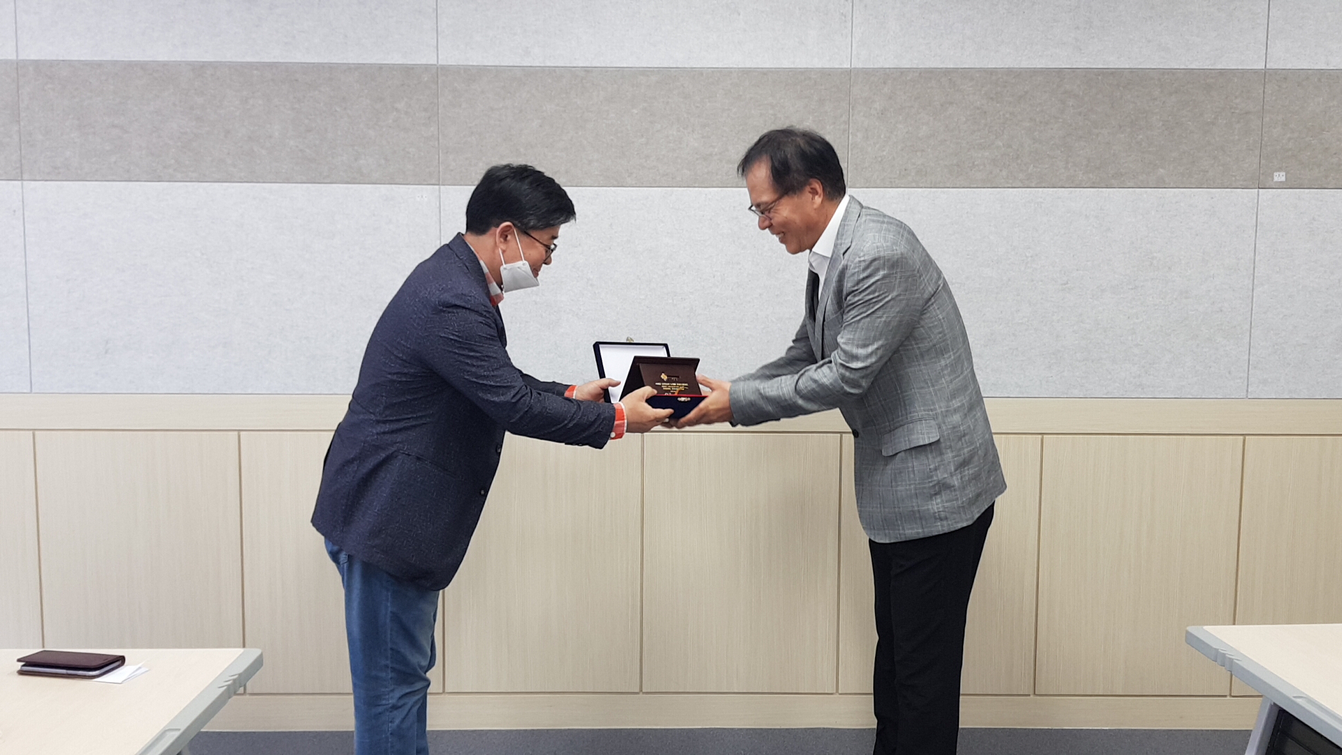 전임 산학협력단장 공로패 수여식 2