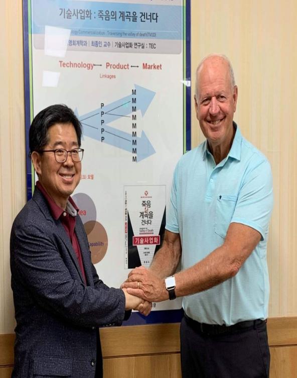 미국 노스캐롤라이나주립대(NCSU) 폴 머기 교수 한밭대 최종인 단장과 기술사업화 협력방안 논의 사진