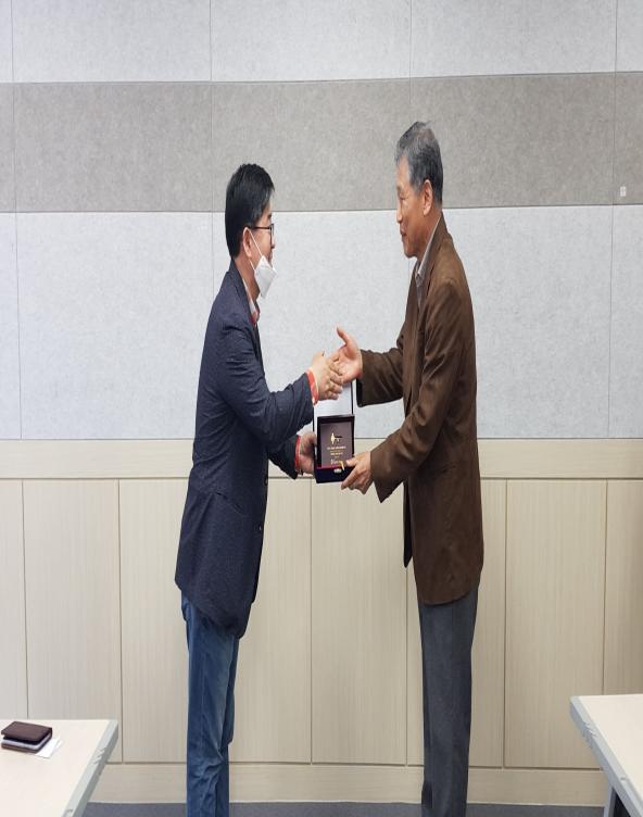 전임 산학협력단장 공로패 수여식 사진